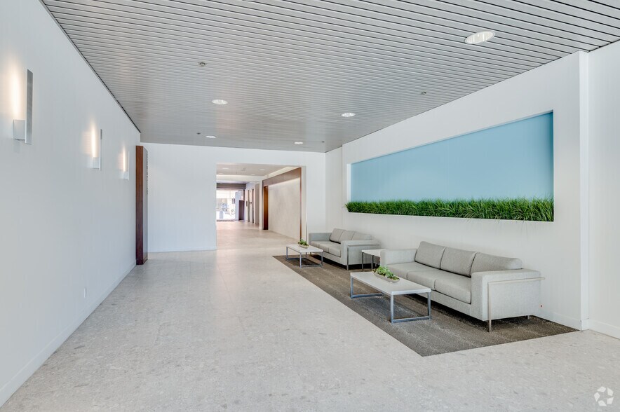 7777 Center Ave, Huntington Beach, CA à louer - Hall d’entrée – Image 1 sur 12
