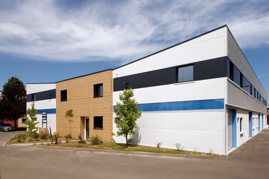 380 Avenue Blaise Pascal, Moissy-Cramayel à louer - Photo de l’immeuble – Image 1 sur 7