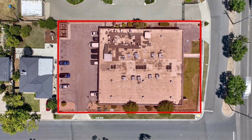 3727 N 1st St, Fresno, CA à louer - Photo de l’immeuble – Image 2 sur 37