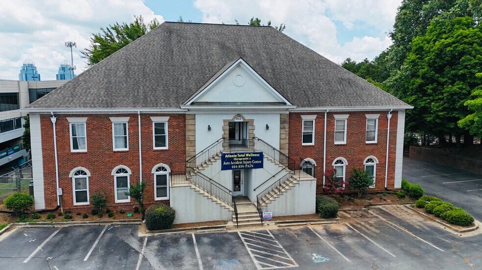855 Mount Vernon Hwy NE, Atlanta, GA à louer - Photo de l’immeuble – Image 1 sur 21
