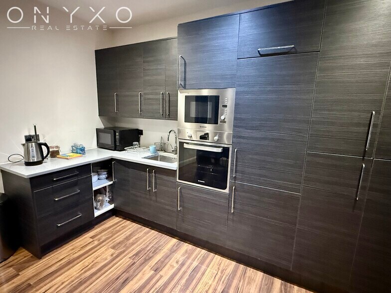 1390 Uxbridge Rd, Uxbridge à louer - Photo de l’immeuble – Image 3 sur 6