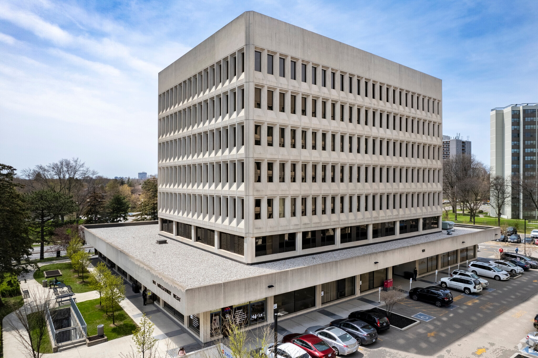 101 Queensway W, Mississauga, ON à louer Photo de l’immeuble– Image 1 sur 3