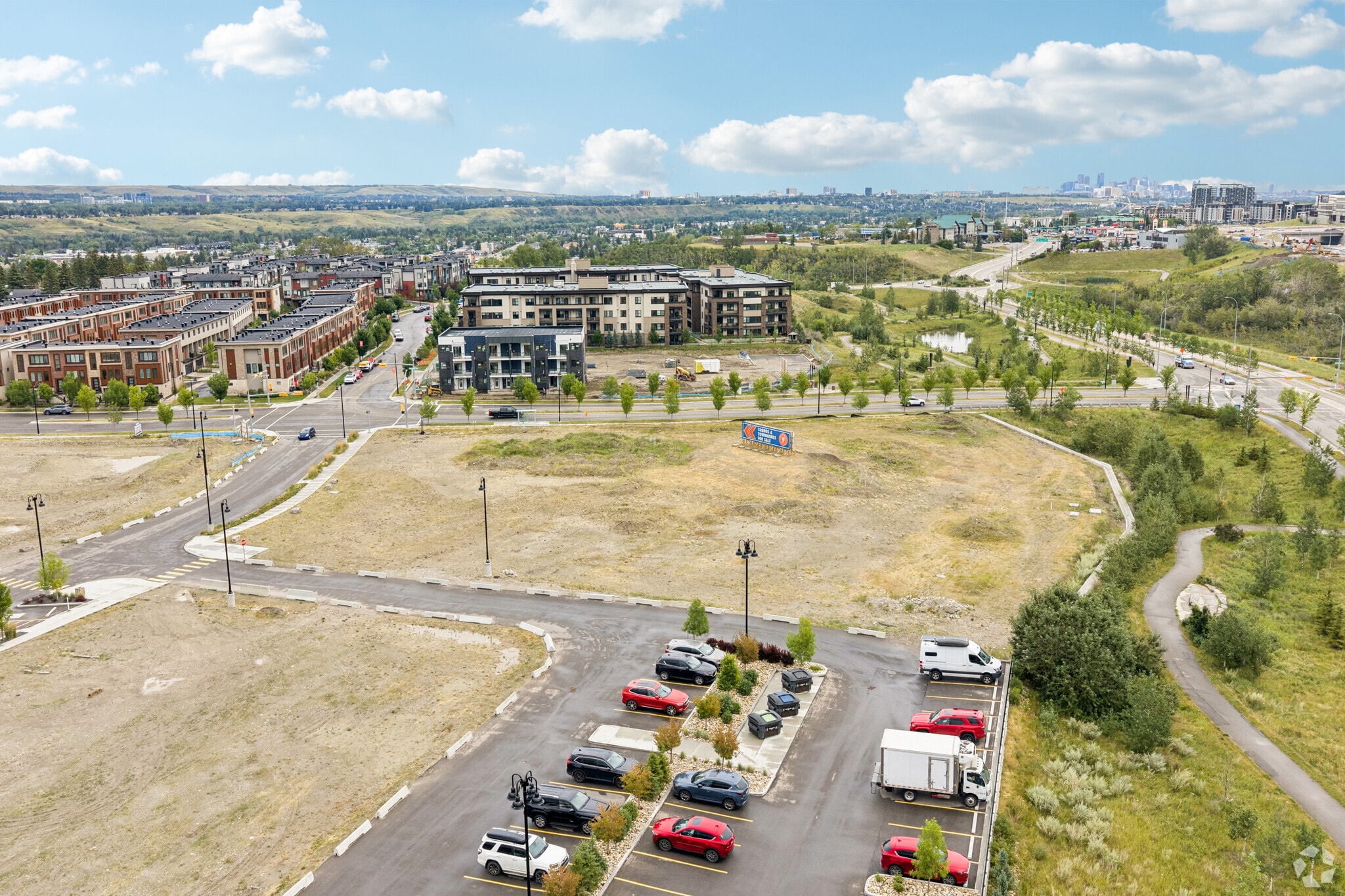 25 Greenbriar Dr NW, Calgary, AB à louer Photo principale– Image 1 sur 25