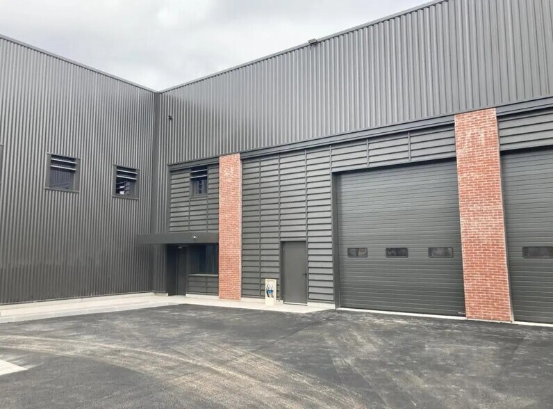 Industriel/Logistique dans Signes à vendre - Photo de l’immeuble – Image 2 sur 16