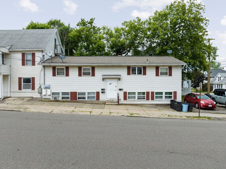301 Squires Ave, Endicott, NY à vendre - Photo de l’immeuble – Image 2 sur 18