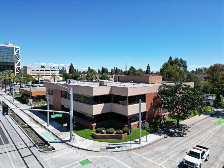 888 W Santa Ana Blvd, Santa Ana, CA à vendre - Photo de l’immeuble – Image 3 sur 15