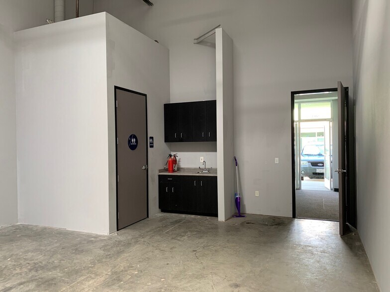 1243 Flynn Rd, Camarillo, CA à louer - Photo de l’immeuble – Image 3 sur 11