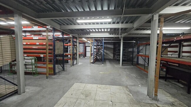 Plus de détails pour Local d'activités à louer