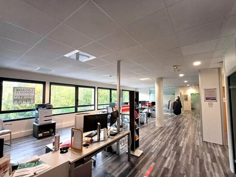 Bureau dans Saint-Contest à louer - Photo de l’immeuble – Image 3 sur 6