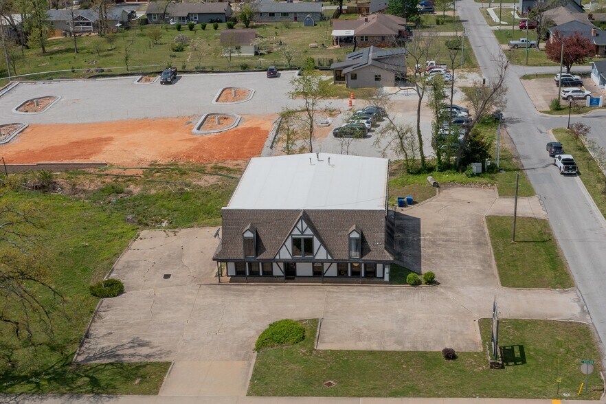 615 N Walton Blvd, Bentonville, AR à louer - Photo de l’immeuble – Image 1 sur 7