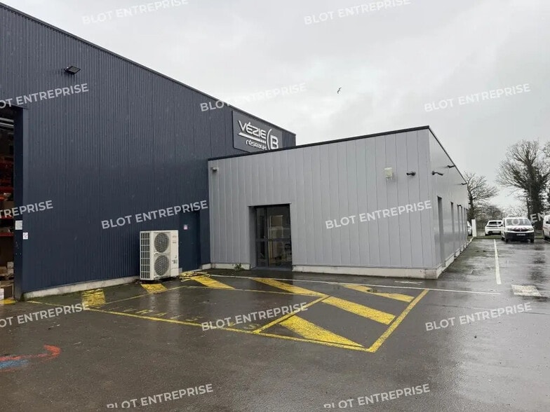 Local d'activités dans Saint-Domineuc à vendre - Photo de l’immeuble – Image 3 sur 15