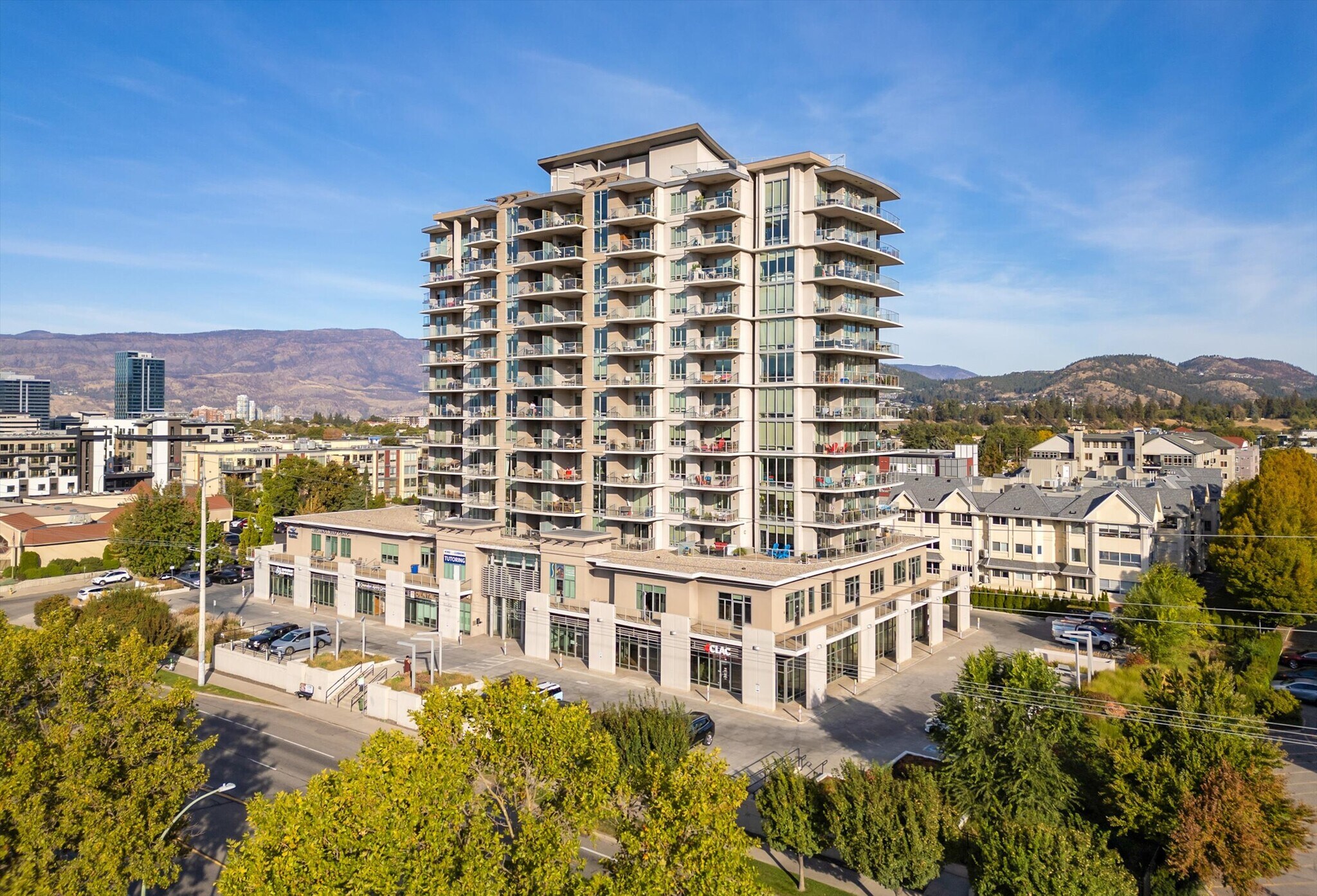 2040 Springfield Rd, Kelowna, BC à vendre Photo de l’immeuble– Image 1 sur 17