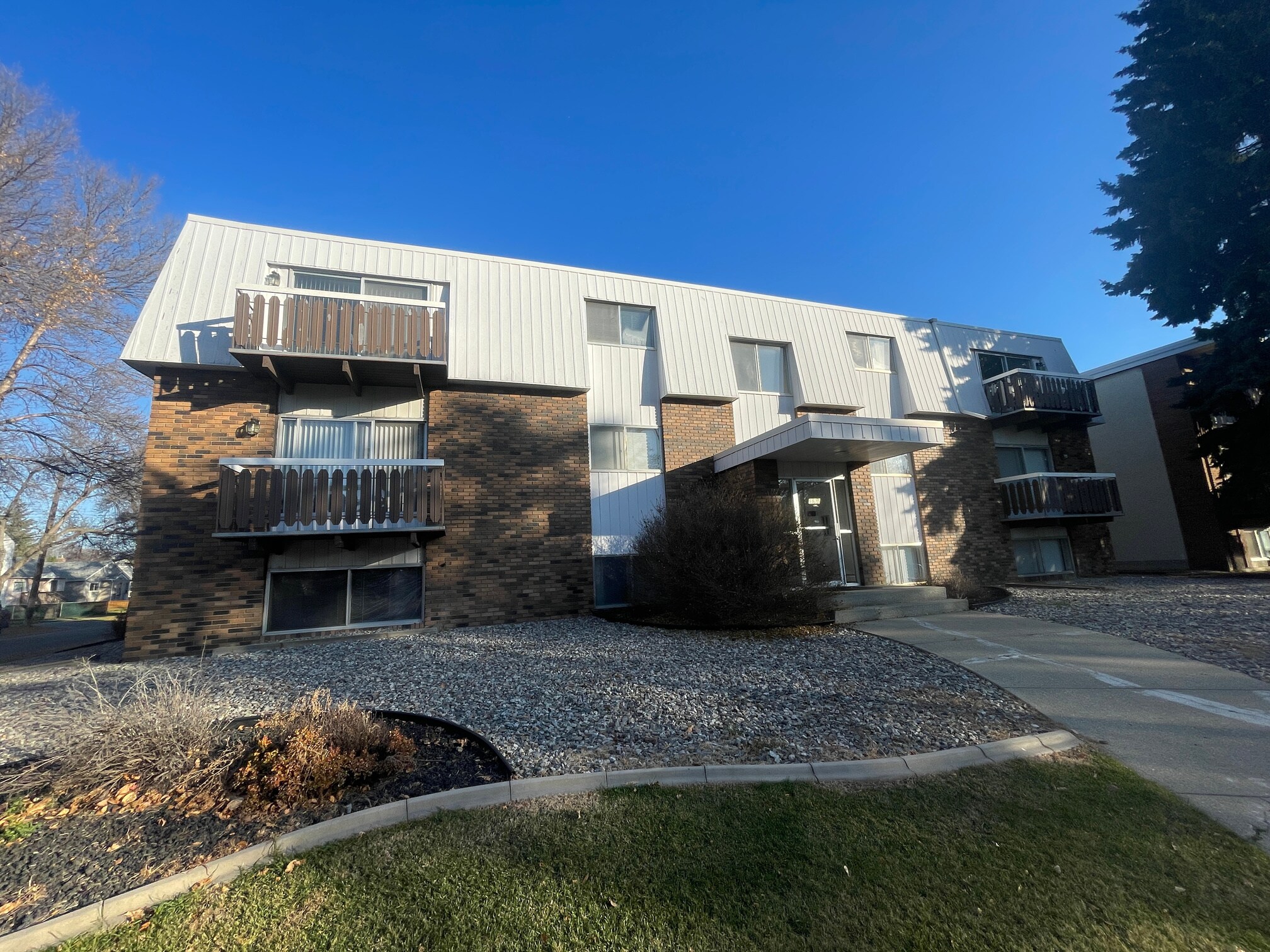 6925 105A St NW, Edmonton, AB à vendre Photo de l’immeuble– Image 1 sur 2