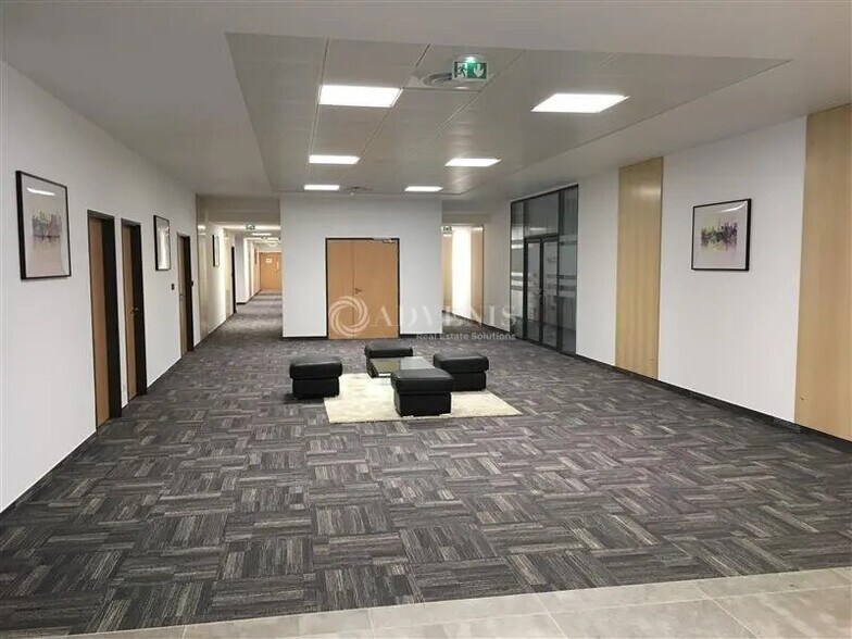 Bureau dans Jossigny à louer - Photo de l’immeuble – Image 2 sur 5