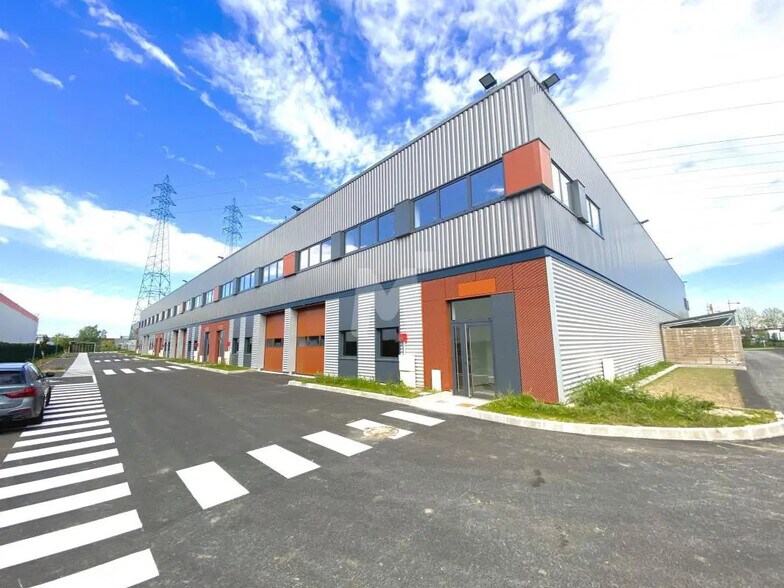Local d’activités dans Corbeil-Essonnes à louer - Photo de l’immeuble – Image 1 sur 10