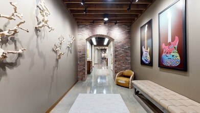129 S Main St, Grapevine, TX à louer Numérisation 3D Matterport– Image 2 sur 21