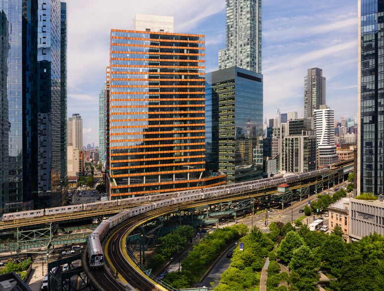 28-07 Jackson Ave, Long Island City, NY à louer - Photo de l’immeuble – Image 1 sur 24