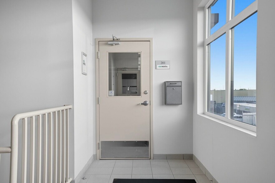 5657-5677 99 St NW, Edmonton, AB à vendre - Photo intérieure – Image 3 sur 31