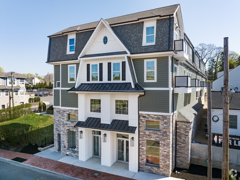 1080 New York Ave, Huntington Station, NY à vendre - Photo principale – Image 1 sur 32