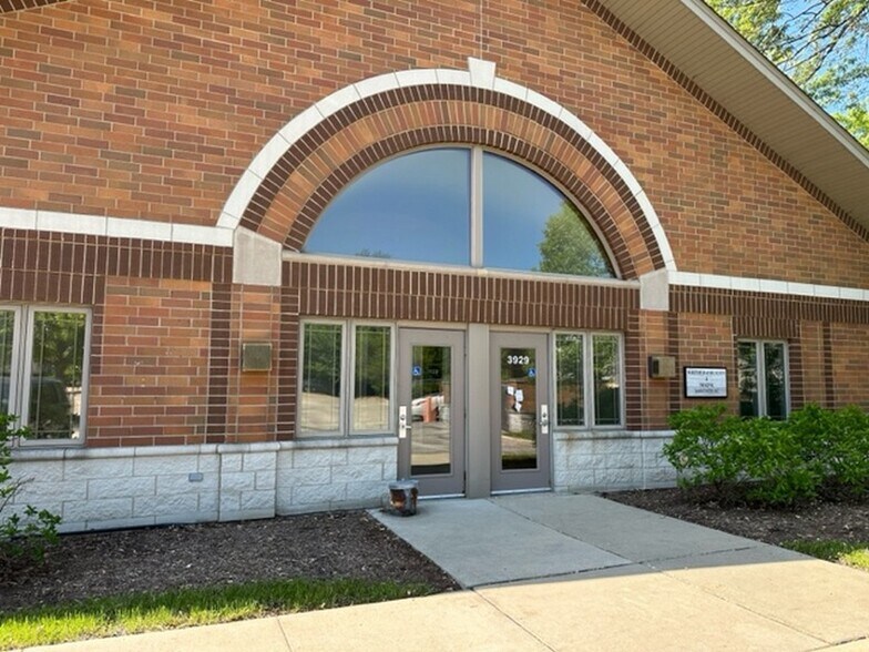 3923 Mercy Dr, McHenry, IL à louer - Photo de l’immeuble – Image 2 sur 7