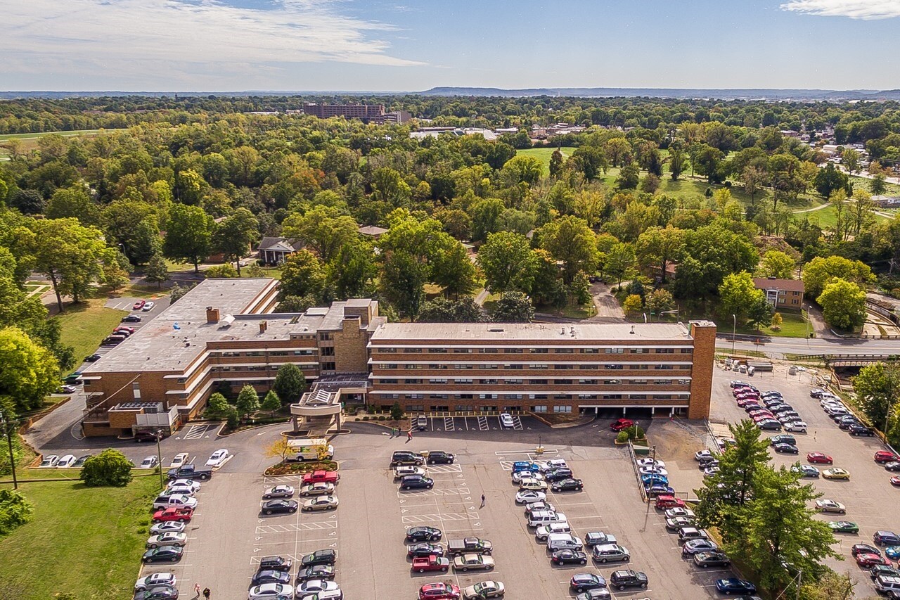 1169 Eastern Pkwy, Louisville, KY à louer Photo principale– Image 1 sur 4