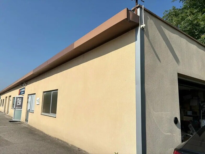 14 Rue D'Arsonval, Chassieu à louer - Photo de l’immeuble – Image 1 sur 7