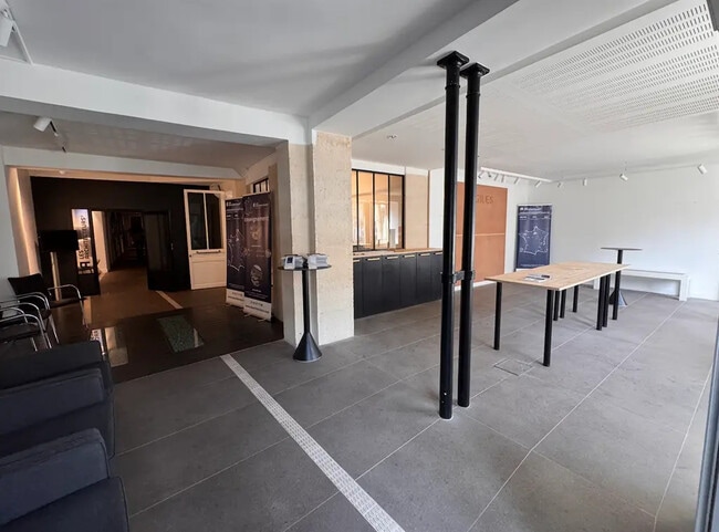 Plus de détails pour Local commercial à louer