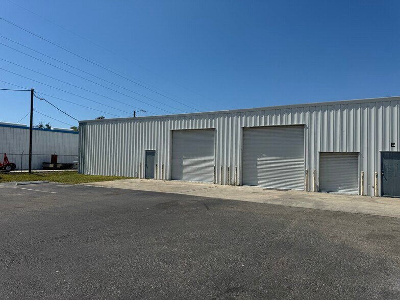 6135 142nd Ave N, Clearwater, FL à louer - Photo de l’immeuble – Image 3 sur 6