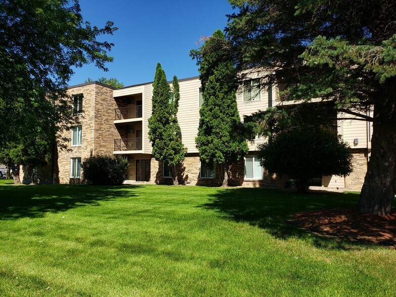 623 West Fir, Fergus Falls, MN à vendre - Photo de l’immeuble – Image 2 sur 18