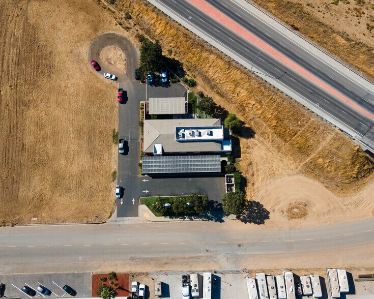 2446 N Schnoor St, Madera, CA à vendre - Photo de l’immeuble – Image 3 sur 3