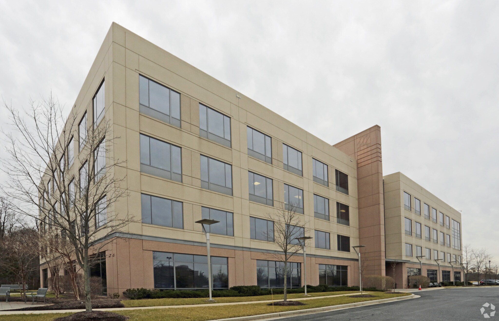 5825 University Research Ct, College Park, MD à louer Photo principale– Image 1 sur 13