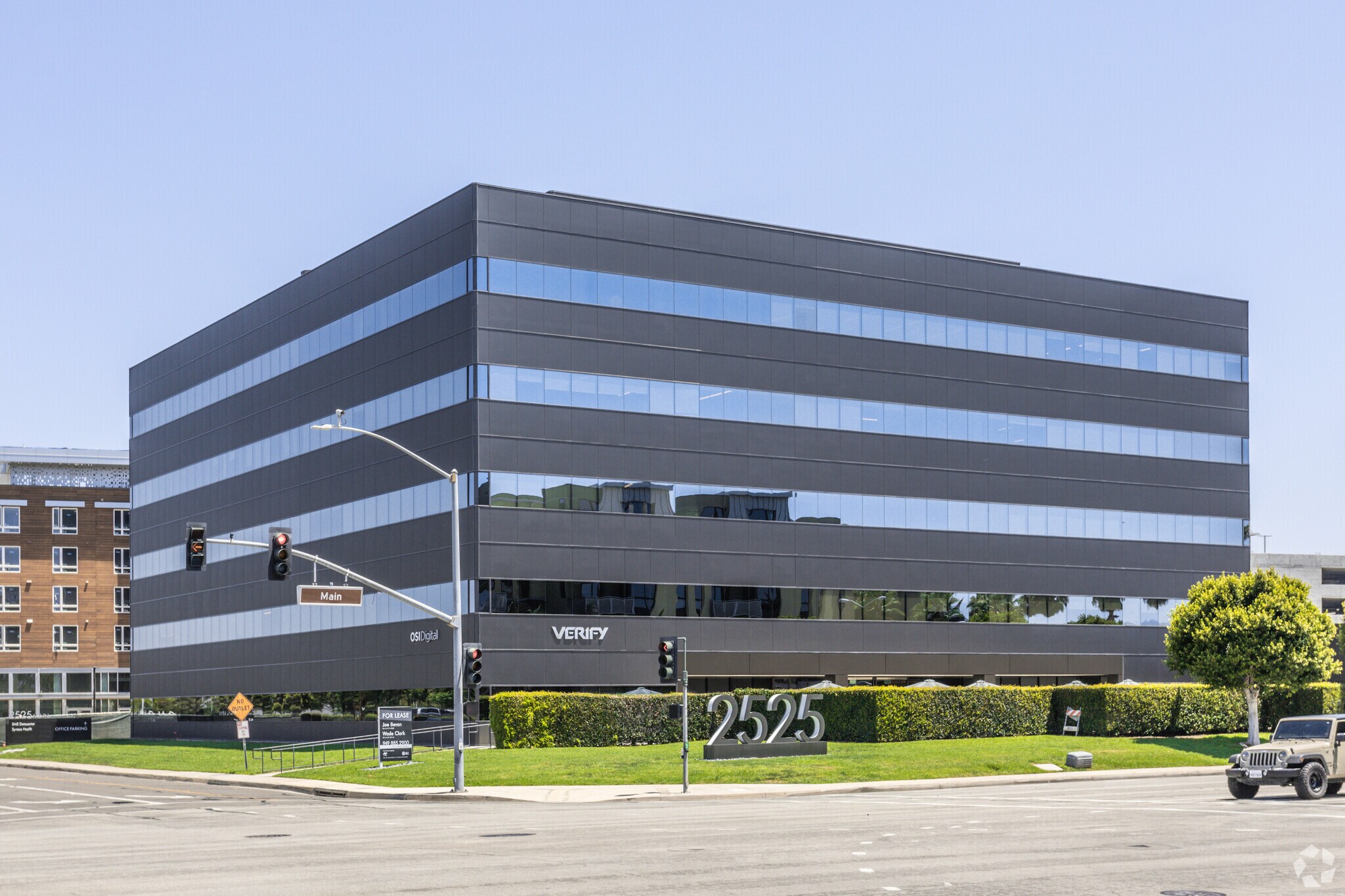 2525 Main St, Irvine, CA à louer Photo principale– Image 1 sur 8