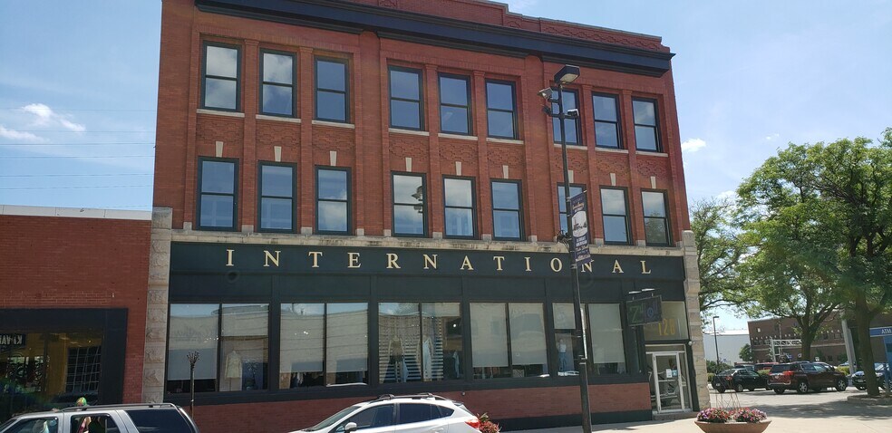 128 N Broadway, Green Bay, WI à louer - Photo principale – Image 1 sur 4