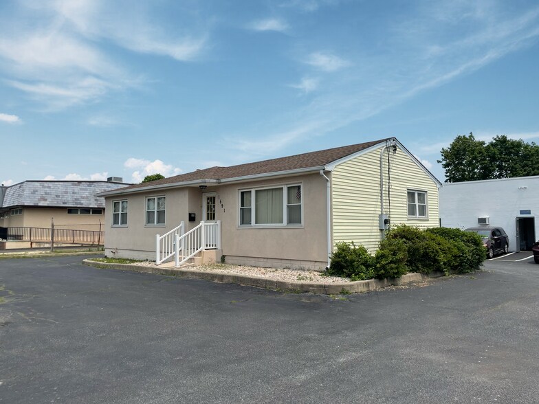 1687 Roosevelt Ave, Bohemia, NY à vendre - Photo de l’immeuble – Image 2 sur 6