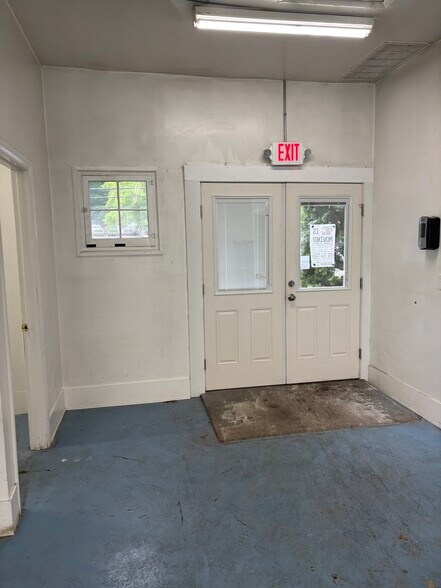708 N Division St, Peekskill, NY à vendre - Photo intérieure – Image 3 sur 20
