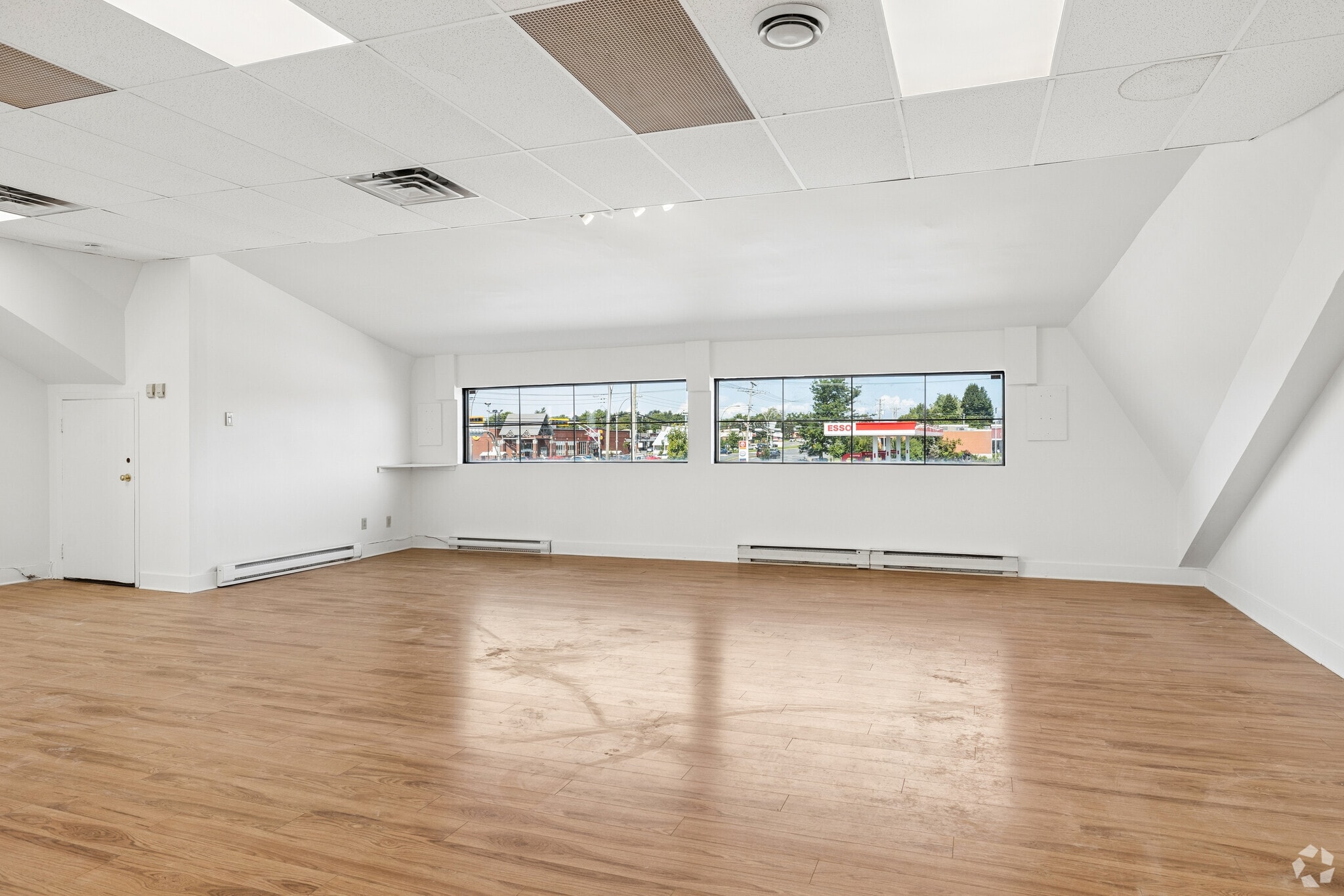 100-120 Rue du Barry, Kirkland, QC à louer Photo intérieure– Image 1 sur 5