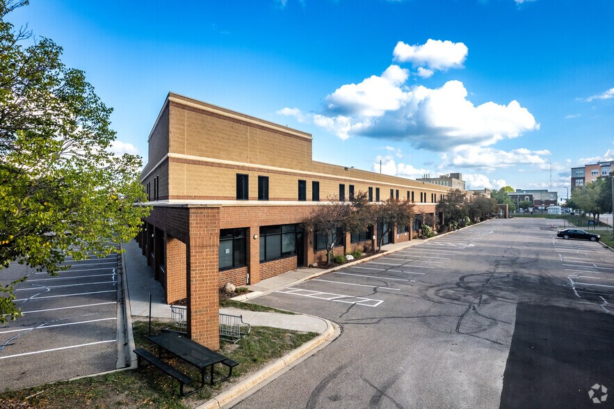 2635 W University Ave, Saint Paul, MN à louer - Photo de l’immeuble – Image 3 sur 10