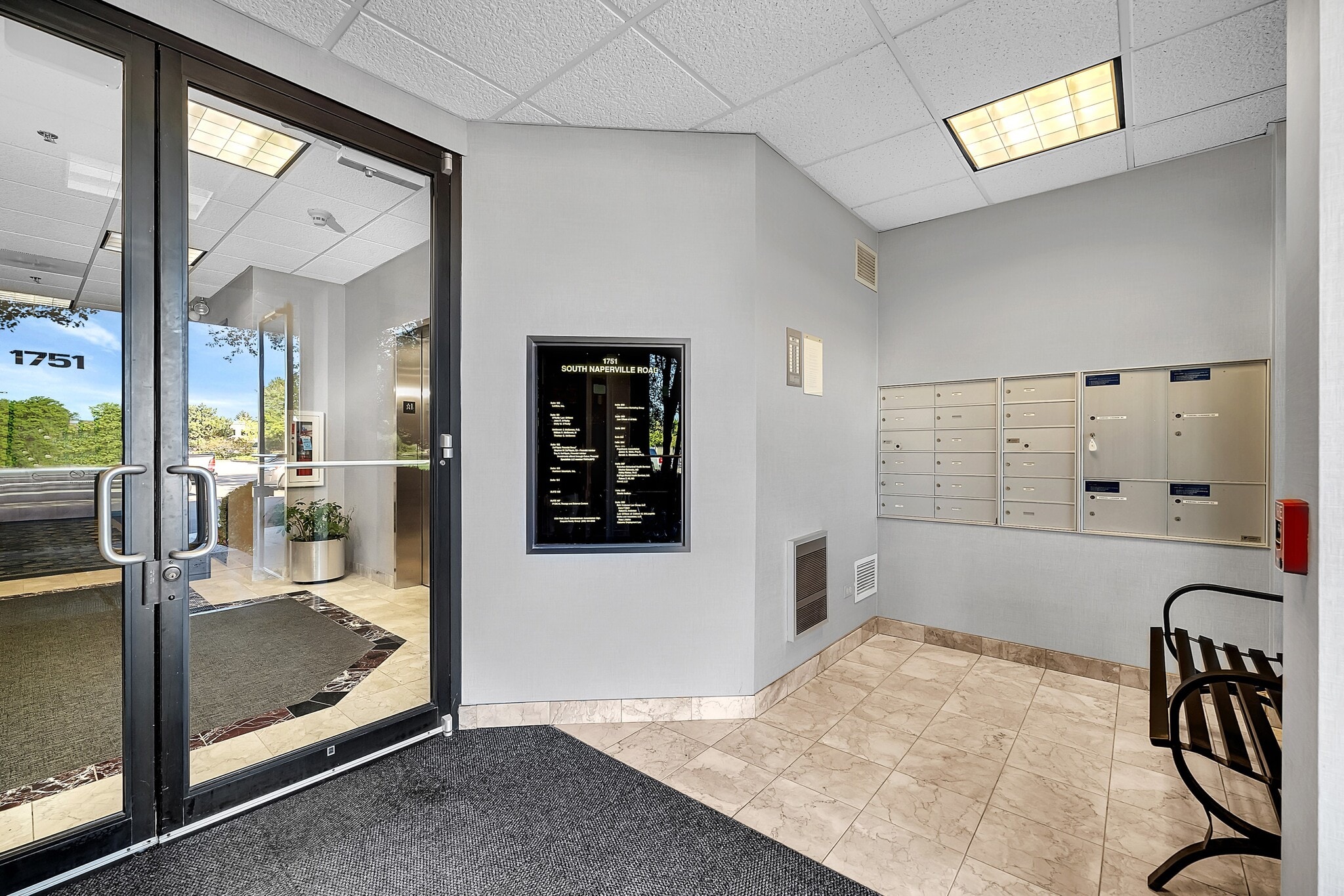 1751 S Naperville Rd, Wheaton, IL à louer Photo de l’immeuble– Image 1 sur 18