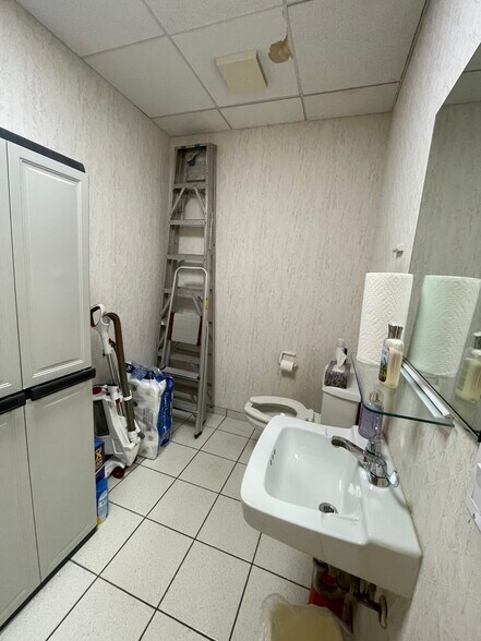 59 Sunrise hwy, East Islip, NY à louer - Photo de l’immeuble – Image 3 sur 17