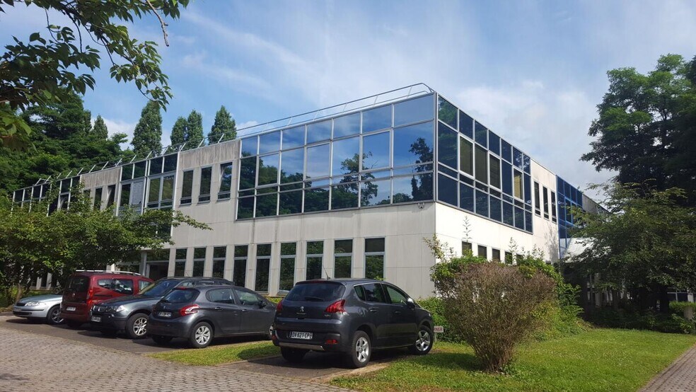 Local d'activités dans Éragny à vendre - Photo de l’immeuble – Image 3 sur 10