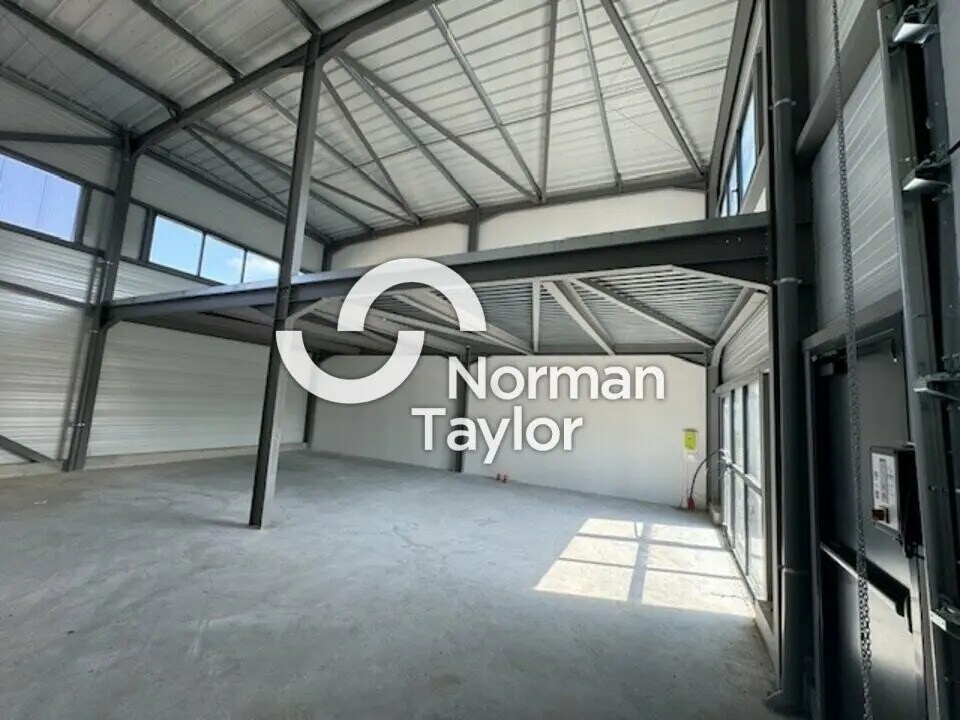 Local d’activités dans Mimizan à louer Photo de l’immeuble– Image 1 sur 4