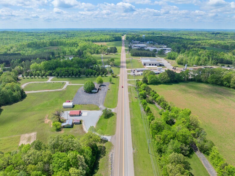 2598 Tennessee Ave N, Parsons, TN à vendre - Photo de l’immeuble – Image 2 sur 56