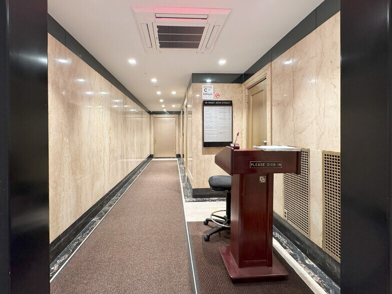 49 W 38th St, New York, NY à louer - Hall d’entrée – Image 2 sur 5