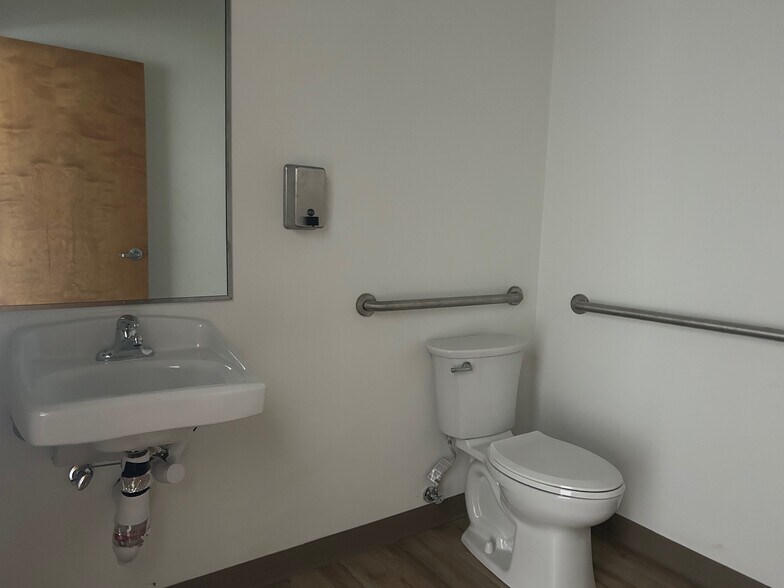 2411 Jacaman Rd, Laredo, TX à louer - Photo de l’immeuble – Image 3 sur 17