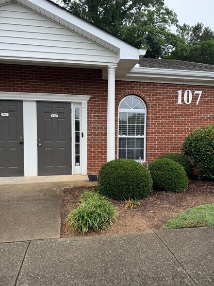 107 Colony Park Dr, Cumming, GA à louer - Photo de l’immeuble – Image 1 sur 7