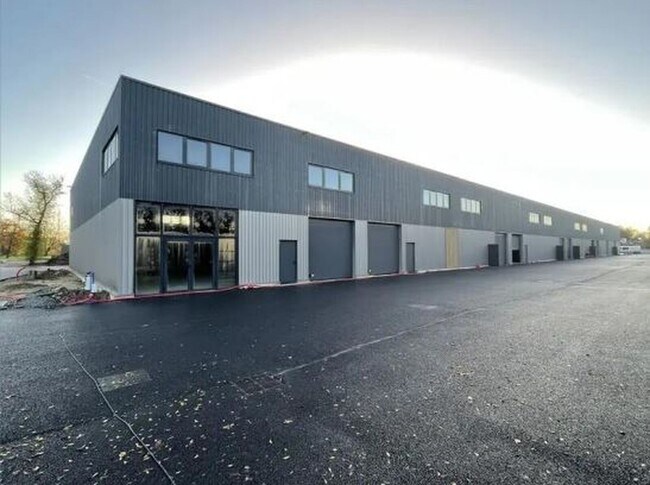 Plus de détails pour 77 Bis Avenue De La Libération, Ambarès-et-Lagrave - Bureau, Local d'activités à louer