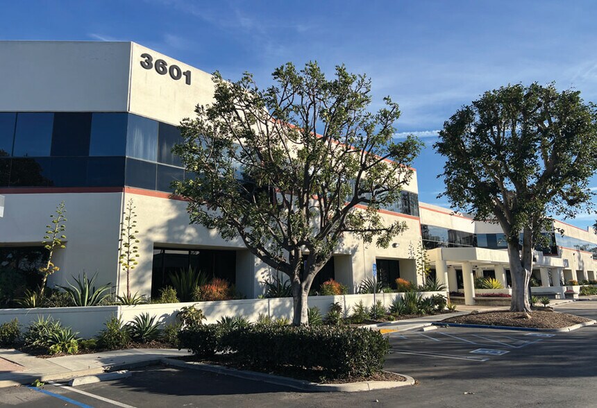 3601 Calle Tecate, Camarillo, CA à louer - Photo de l’immeuble – Image 3 sur 10