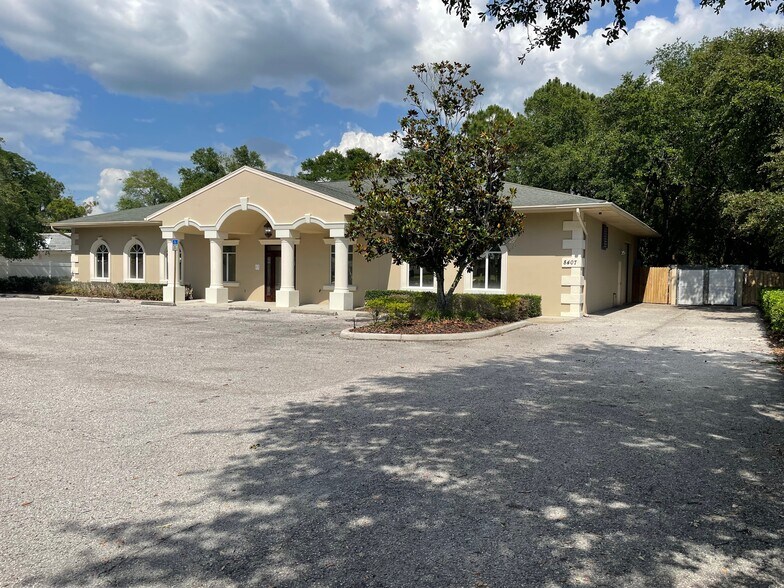 8407 Pinehurst Dr, Tampa, FL à louer - Photo de l’immeuble – Image 3 sur 20