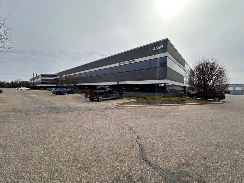 4595 Broadmoor Ave SE, Grand Rapids, MI à louer - Photo de l’immeuble – Image 2 sur 37