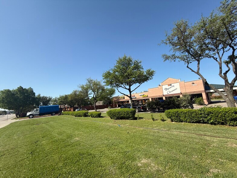 3039 Old Denton Rd, Carrollton, TX à louer - Photo de l’immeuble – Image 2 sur 4